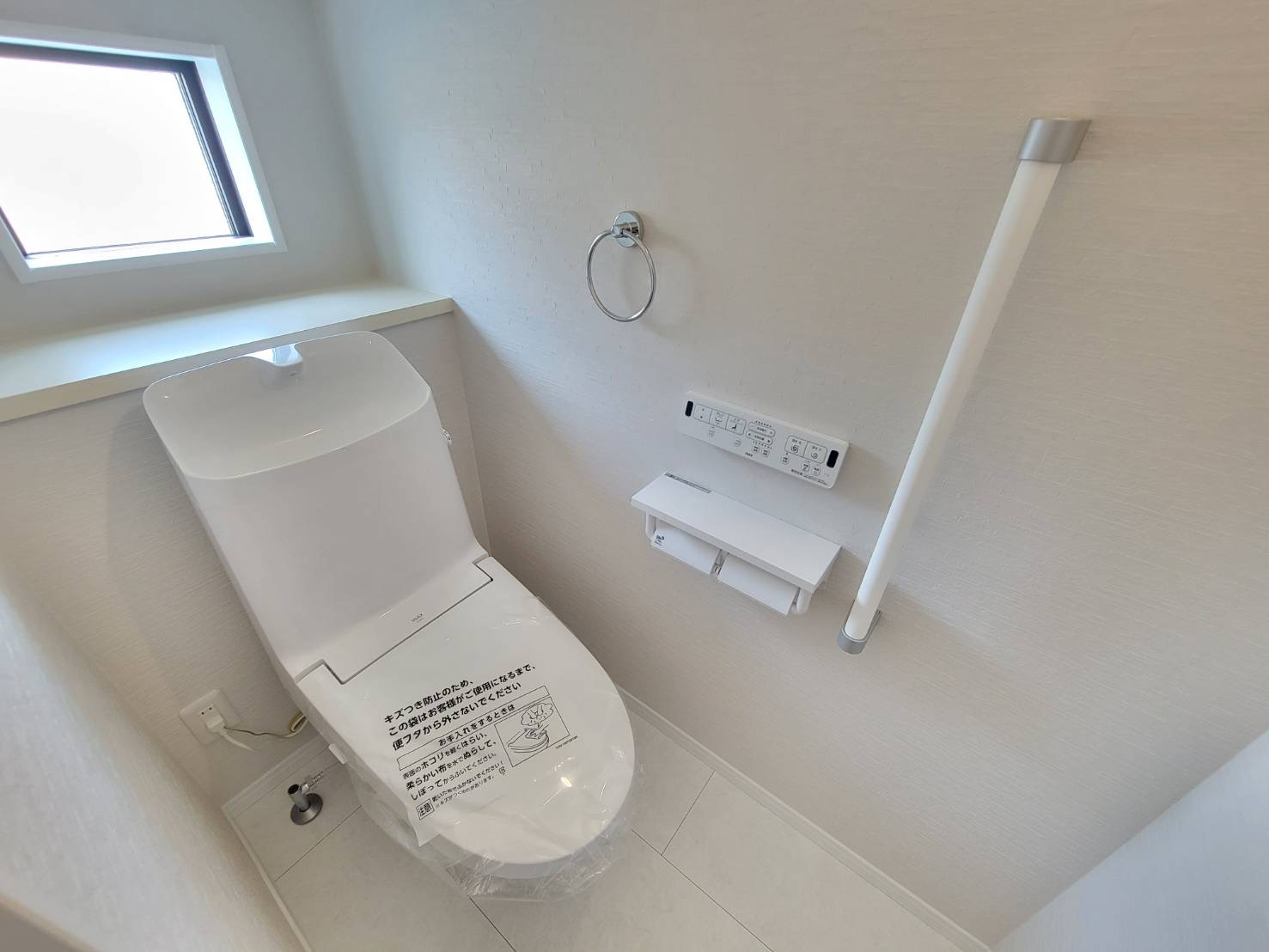 【クライン】下野市川中子 第1期の独立洗面台|○1号棟洗面化粧台○
収納力のあるタイプの、くもり止め付き洗面化粧台。継ぎ目などの凹凸がなく、飛び散っ
た水滴をサッと拭きとれ、インナーホース式の水栓なので、お掃除も簡単です。
※2026年2月撮影