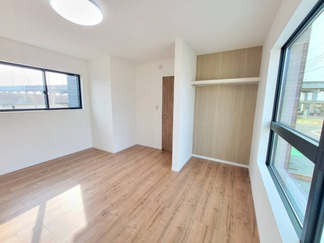 【クライン】下野市川中子 第1期の洋室|○1号棟　2F洋室5.1帖○
2階の居室は日当たりも眺望もよい気持ちの良い空間♪バルコニーに繋がり広く景色を楽しめるのはもちろん、風通しが良く気分をリフレッシュできます。
