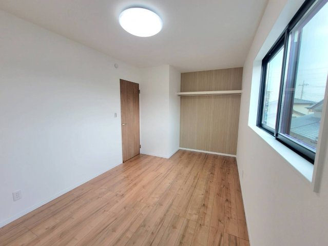 【クライン】下野市川中子 第1期の洋室|○1号棟　2F洋室8帖○
ウォークインクローゼット付き２階主寝室。プライベートバルコニーに繋がる開放的な居室です。居室以外もLED 照明を使用しています。明るく、省エネタイプの照明です。
