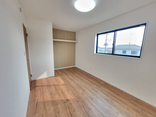 【クライン】下野市川中子 第1期の収納|○1号棟　2Fウォークインクローゼット2帖○
主寝室にあるクローゼット。扉がないので出入りラクラク♪枕棚にはバッグなどの小物類を収納できます。
※2026年2月撮影