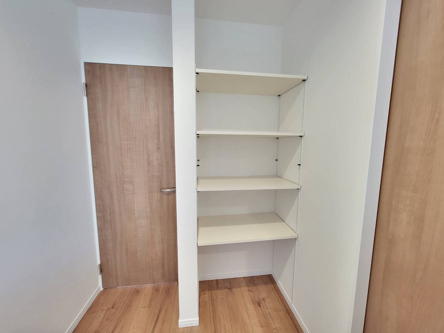 【クライン】下野市川中子 第1期のバルコニー|○1号棟　バルコニー○
主寝室に繋がるインナーバルコニー。急な雨にも安心♪角度の変えられる物干し受け標準装備です。
※2026年2月撮影