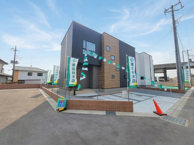 【クライン】下野市川中子 第1期の前面道路含む現地写真|〇2号棟〇
陽当たり・風通しともに良好な角地の新築住宅！
開放感のある立地で、毎日の暮らしが明るく快適に♪
外観も映える、特別な一邸です☆
※2026年3月撮影