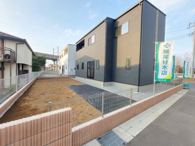 【クライン】下野市川中子 第1期のエントランス|○1号棟　玄関ポーチ○
人感センサー付き玄関ポーチ。ボタンを押すだけで簡単開施錠♪スマートフォンを携帯していれば、ドアに近づくだけでハンズフリーで解錠できます。リーズナブルでお手軽な電池式。
