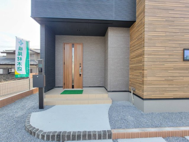 【クライン】下野市川中子 第1期の玄関|○玄関○
お客様をお出迎えする玄関は、白を基調とした清潔感のあふれる空間となっております。
シューズクローク完備♪いつも玄関はきれいに保たれます。
※2026年2月撮影