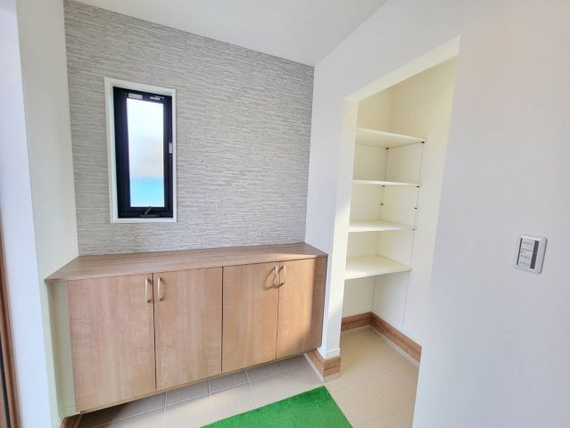 【クライン】下野市川中子 第1期の居間・リビング|○1号棟　LDK15.9帖○
家族が集うLDKは広々空間。リビング奥の洋室もリビングと同じフローリングで統一感をもたせてありますので、開放するとより広い空間に感じていただけます♪
※2026年2月撮影