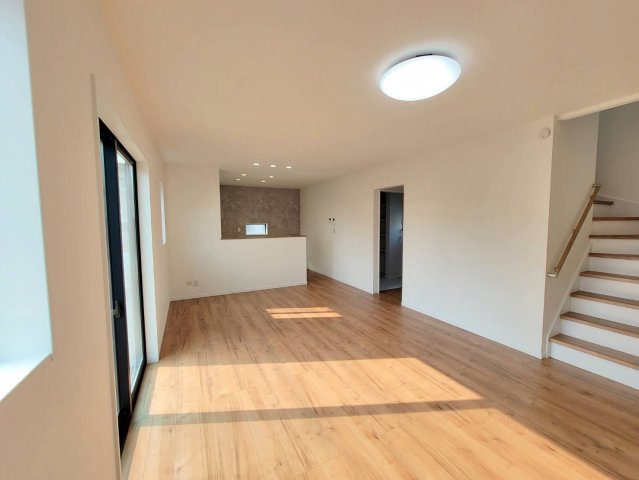 【クライン】下野市川中子 第1期の居間・リビング|○1号棟　LDK15.9帖○
内装は温かみのあるナチュラルテイストに仕上げ。ソファやダイニングセットを置いても圧迫感はありません。明るい陽が入るリビングでご家族の皆様ゆったりとお寛ぎください。
