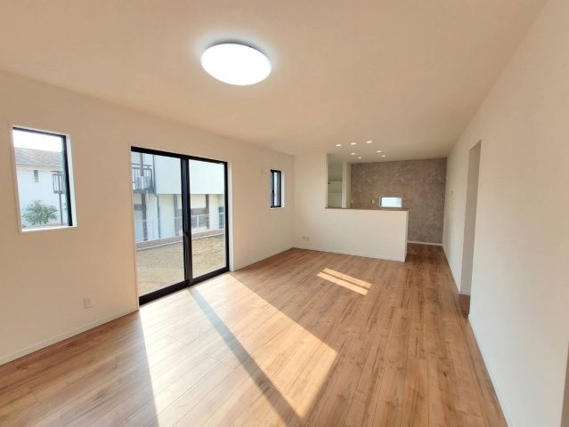 【クライン】下野市川中子 第1期のキッチン|○1号棟　キッチン○
毎日使うキッチンはお手入れが簡単♪リビングに馴染みやすい飽きの来ないデザイン。対面式で家事をしながらお子様がお友達と遊んでいる様子を見守ることができます♪
※2026年2月撮影
