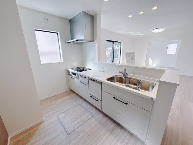 【クライン】下野市川中子 第1期のキッチン|○1号棟　キッチン○
扉を勢いよく閉めても、減速してスーッと静かに閉まります。深型のフロアストッカー
出し入れしやすく、たっぷり入る深型の収納は作業がますますはかどります。
※2026年2月撮影