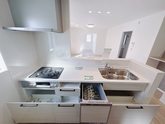 【クライン】下野市川中子 第1期のキッチン|○1号棟　食洗器○
食器も調理器具もたっぷりセットできて、食後の後片付けもラクラクです。
※2026年2月撮影
