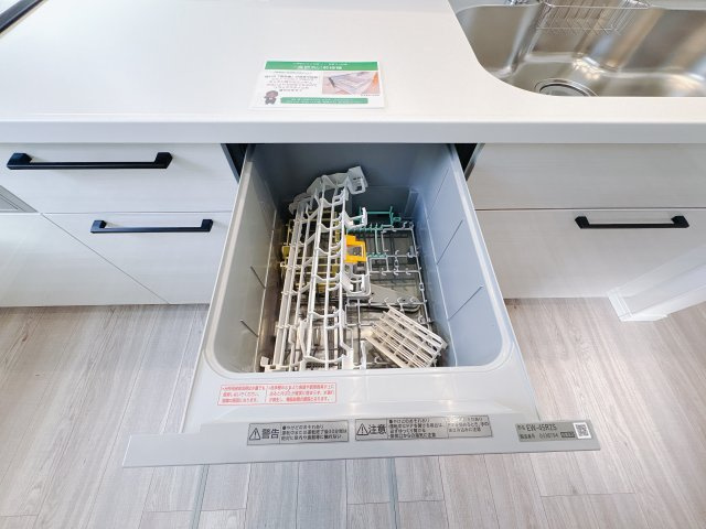 【クライン】下野市川中子 第1期のキッチン|○1号棟　食洗器○
食器も調理器具もたっぷりセットできて、食後の後片付けもラクラクです。
※2026年2月撮影
