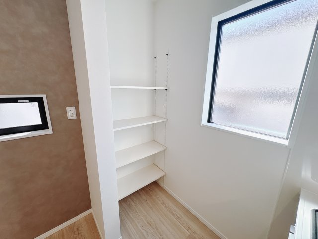 【クライン】下野市川中子 第1期の洋室|○1号棟　1F洋室4.5帖○
扉が付いた洋室は、ご両親やお友達が泊まりに来た時にゆったりくつろげるスペースとして、またお子様のお昼寝スペースにもお使いいただけます。
※2026年2月撮影
