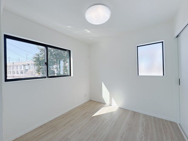 【クライン】下野市川中子 第1期の独立洗面台|○1号棟洗面化粧台○
収納力のあるタイプの、くもり止め付き洗面化粧台。継ぎ目などの凹凸がなく、飛び散っ
た水滴をサッと拭きとれ、インナーホース式の水栓なので、お掃除も簡単です。
※2026年2月撮影