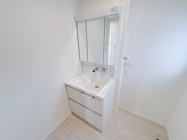 【クライン】下野市川中子 第1期の浴室|○1号棟浴室○
お湯が冷めにくい断熱浴槽。半身浴もできるエコベンチ付♪雨の日も安心の浴室乾燥機を装備しています。													
※2026年2月撮影