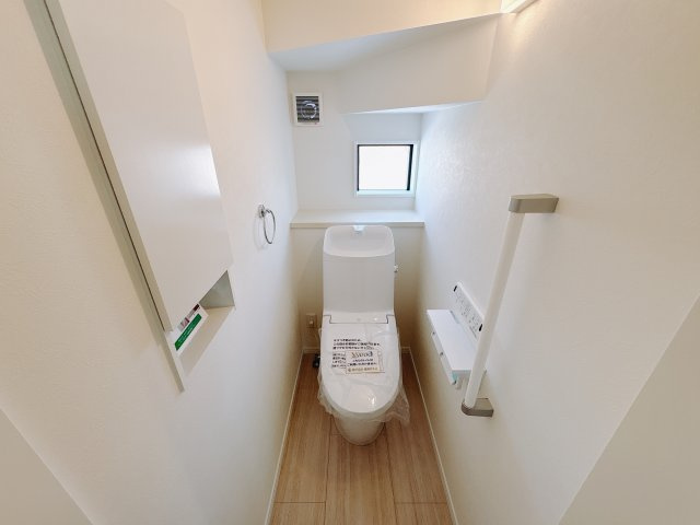 【クライン】下野市川中子 第1期の洋室|○1号棟　2F洋室5.1帖○
2階の居室は日当たりも眺望もよい気持ちの良い空間♪バルコニーに繋がり広く景色を楽しめるのはもちろん、風通しが良く気分をリフレッシュできます。
