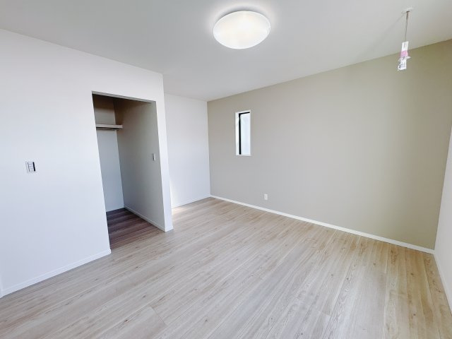 【クライン】下野市川中子 第1期の収納|○1号棟　2Fウォークインクローゼット2帖○
主寝室にあるクローゼット。扉がないので出入りラクラク♪枕棚にはバッグなどの小物類を収納できます。
※2026年2月撮影