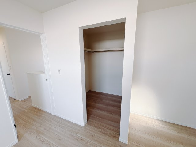 【クライン】下野市川中子 第1期のバルコニー|○1号棟　バルコニー○
主寝室に繋がるインナーバルコニー。急な雨にも安心♪角度の変えられる物干し受け標準装備です。
※2026年2月撮影