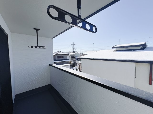 【クライン】下野市川中子 第1期の設備|〇1号棟室内物干し〇
部屋干しのメリットは天候、時間、季節に左右されず、防犯面でも安心して干せることです。共働き家庭やアレルギー対策としても有効な手段です。
※2026年2月撮影