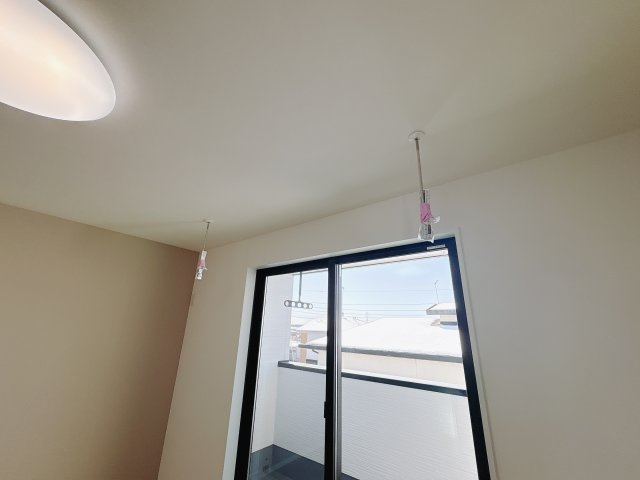 【クライン】下野市川中子 第1期の設備|〇1号棟室内物干し〇
部屋干しのメリットは天候、時間、季節に左右されず、防犯面でも安心して干せることです。共働き家庭やアレルギー対策としても有効な手段です。
※2026年2月撮影