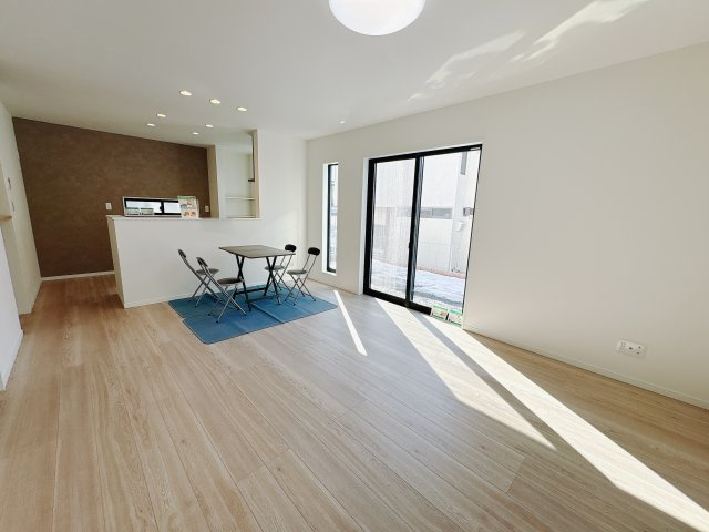 【クライン】下野市川中子 第1期の前面道路含む現地写真|○2号棟○
角地の開放的な配置。南向きのリビングは直接道路に面していないため、プライバシーもしっかり守ります。リビングイン階段でご家族のコミュニケーションが捗どるプランニング♪
※2026年2月撮影
