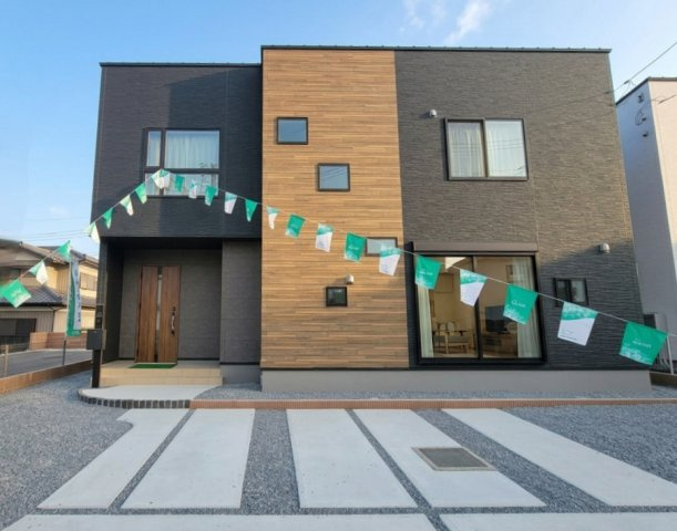 【クライン】下野市川中子 第1期の外観|〇2号棟〇
3LDK+WIC+SIC+カースペース2台！
角地の開放的な配置。南向きのリビングは直接道路に面していないため、プライバシーもしっかり守ります。
※2026年3月撮影