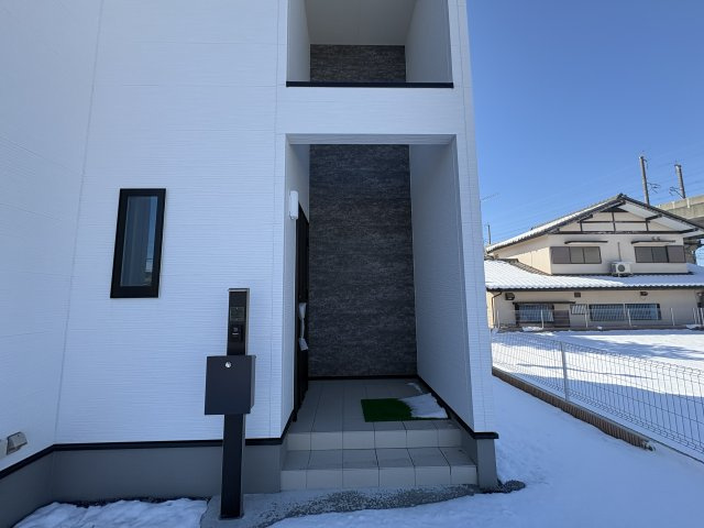 【クライン】下野市川中子 第1期のエントランス|○1号棟　玄関ポーチ○
人感センサー付き玄関ポーチ。ボタンを押すだけで簡単開施錠♪スマートフォンを携帯していれば、ドアに近づくだけでハンズフリーで解錠できます。リーズナブルでお手軽な電池式。
