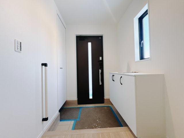 【クライン】下野市川中子 第1期の居間・リビング|○1号棟　LDK15.9帖○
内装は温かみのあるナチュラルテイストに仕上げ。ソファやダイニングセットを置いても圧迫感はありません。明るい陽が入るリビングでご家族の皆様ゆったりとお寛ぎください。
