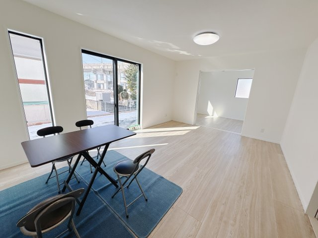 【クライン】下野市川中子 第1期のキッチン|○1号棟　キッチン○
毎日使うキッチンはお手入れが簡単♪リビングに馴染みやすい飽きの来ないデザイン。対面式で家事をしながらお子様がお友達と遊んでいる様子を見守ることができます♪
※2026年2月撮影
