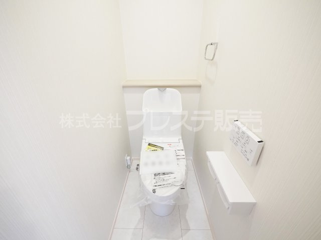 大和郡山市野垣内町の新築一戸建のトイレ|現地写真（２階トイレ）温水洗浄便座を標準装備！