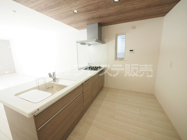 大和郡山市野垣内町の新築一戸建のキッチン|現地写真（キッチン）人気の対面キッチン♪食器洗い乾燥機＆浄水器を標準装備！