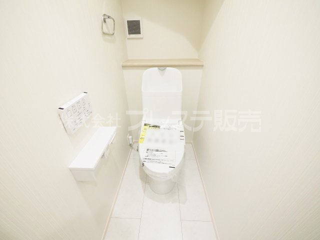 大和郡山市野垣内町の新築一戸建のトイレ|現地写真（１階トイレ）温水洗浄便座を標準装備！