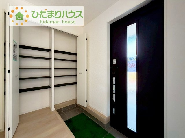 【玄関】 | 土浦市並木第15　新築戸建　5号棟 | 丁度良い靴箱のサイズ♪これだけあれば家族全員の靴がしまえてスッキリ(^O^)