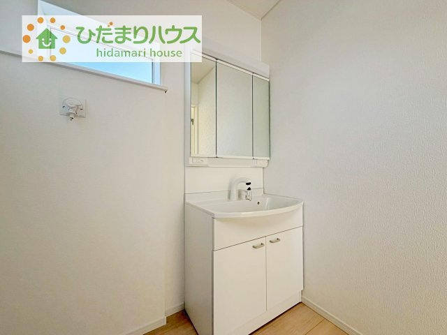 【独立洗面台】 | 土浦市並木第15　新築戸建　5号棟 | 三面鏡の大きな鏡は憧れます(^^♪
鏡の後ろは収納となっていて、細かいものでも収納できるのでスッキリと整理できます！