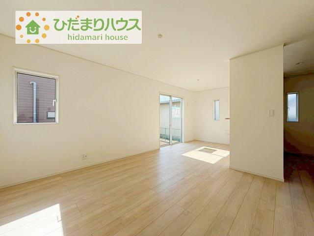 【居間・リビング】 | 土浦市並木第15　新築戸建　5号棟 | リビングの窓からはあたたかな日差しが差し込みます(*'▽')