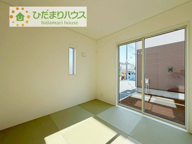 【和室】 | 土浦市並木第15　新築戸建　5号棟 | 扉を閉じれば来客用のお部屋として！開いて広い空間を作れば、お子様の遊び部屋として使えます！