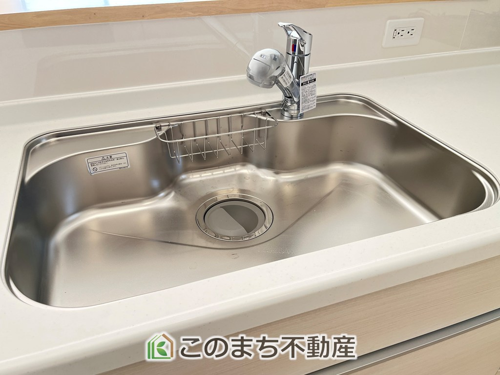CRADLEGARDEN小山市横倉第4の設備|ビルトイン型浄水器を内蔵したキッチン水栓。お米を研いだり、野菜を洗ったりするときなど用途に応じてワンタッチで浄水に切り替えが可能です。カートリッジ式なので、フィルターを簡単に交換する事が出来ます。
