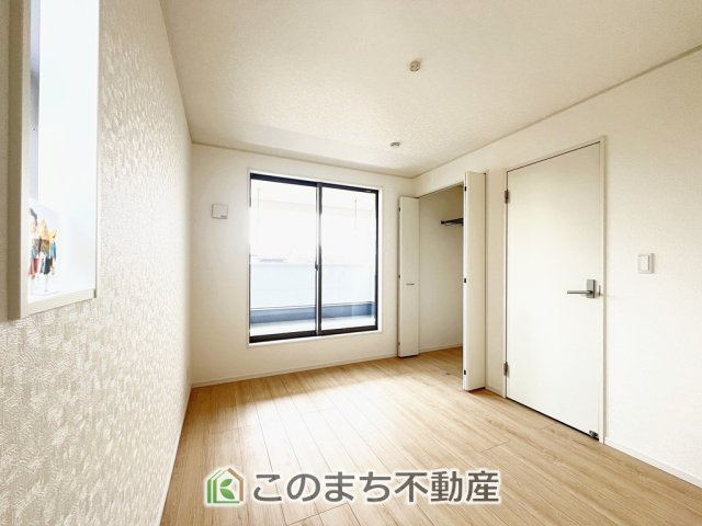 CRADLEGARDEN小山市横倉第4の洋室|日当たりが良く明るい洋室です。クローゼット付きで家具の配置がしやすく居心地の良いプライベート空間を演出します。
