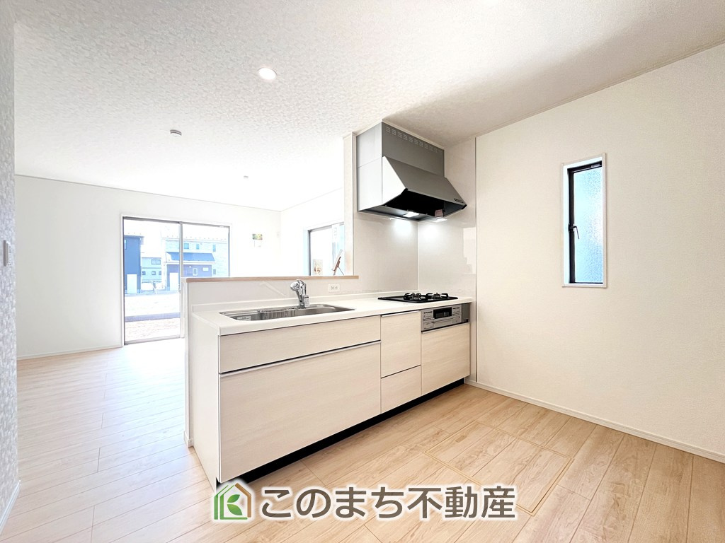 CRADLEGARDEN小山市横倉第4のキッチン|"お洒落なホワイト天板のペニンシュラキッチンを採用しております。
浄水器内蔵の水栓です♪"
