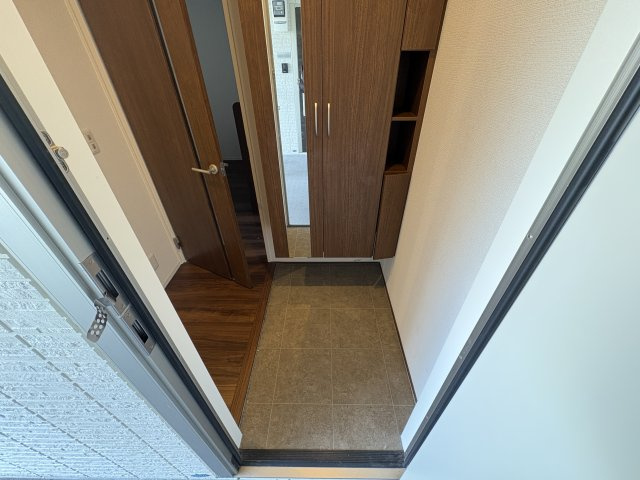 YKメゾン舞子台の玄関