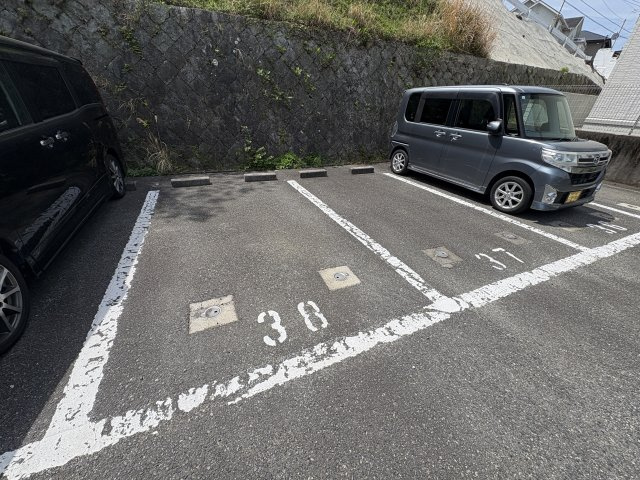 YKメゾン舞子台の駐車場