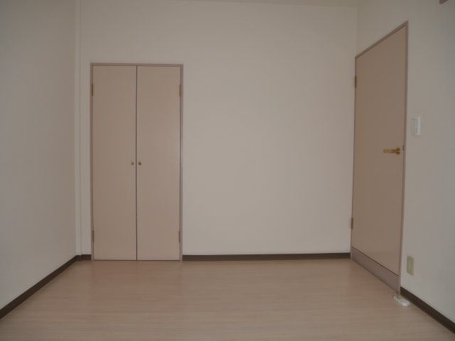 ハイコートささ山の洋室