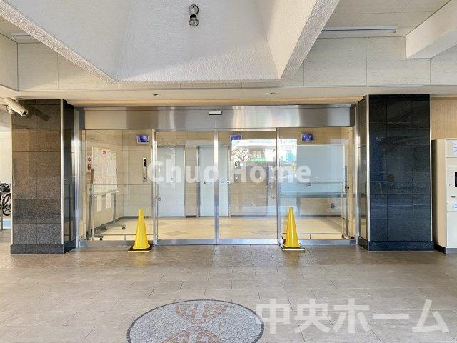 北砂四丁目住宅|【エントランス】マンションのエントランスは、その物件の印象を決める、顔とも言える場所です。毎日通る場所ですからきれいなのが一番です。エントランス内はオートロックですので暮らしの安全も確保されています。