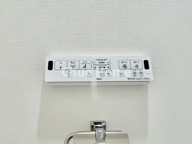 北砂四丁目住宅の内装|【ウォシュレット】清潔に使いたいお手洗いには最適な設備です。もちろんウォームレットも標準装備です。