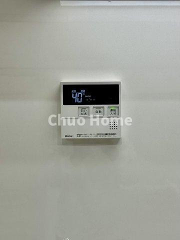 北砂四丁目住宅の発電・温水設備|【給湯リモコン】外での一日を忘れさせてくれるオートバス機能でお好みの湯量・温度に調整された浴槽。