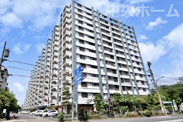 北砂四丁目住宅の外観|外観。総戸数：526戸のビッグコミュニティ。管理体制良好マンションです。留守中に便利な宅配ボックス完備。