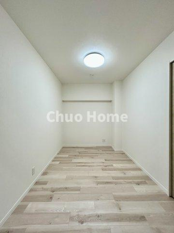 北砂四丁目住宅の寝室|【寝室】心と体をゆったりと安らげる主寝室。寝室のゆとりが大きい分だけ、暮らしの安らぎは深まります。一日の疲れを癒すだけでなく、ご夫婦の親密な語らいを紡ぎ出します
