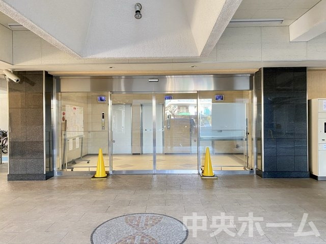 北砂四丁目住宅|【エントランス】マンションのエントランスは、その物件の印象を決める、顔とも言える場所です。毎日通る場所ですからきれいなのが一番です。エントランス内はオートロックですので暮らしの安全も確保されています。