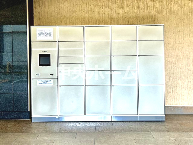 北砂四丁目住宅の設備|【宅配ボックス】在宅時・不在時に関わらず、居住者の代わりに非対面で宅配物を受け取ってくれる便利な設備です。わかりやすくご説明致しますので見学時にはお部屋だけではなく共用部分もぜひチェックしてください。