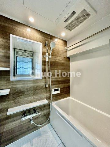北砂四丁目住宅の浴室|【バスルーム】暖房換気乾燥機付きシステムバスルーム。暖房・冷風・換気・乾燥など、毎日を快適に過ごせるうれしい機能が揃っています。雨の日の洗濯物も安心です。