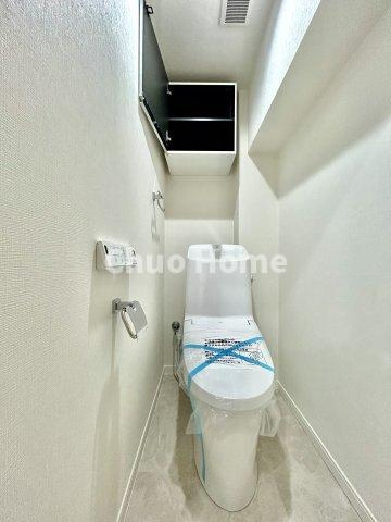 北砂四丁目住宅のトイレ|【トイレ】 収納スペースをしっかりと確保した温水洗浄便座機能付きトイレ。温水洗浄便座は清潔にお使いいただくための大切なアイテムです。