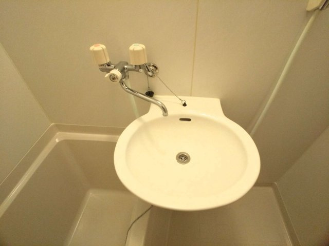 レオパレス翼の内装|鏡を備え　準備のしやすい洗面台